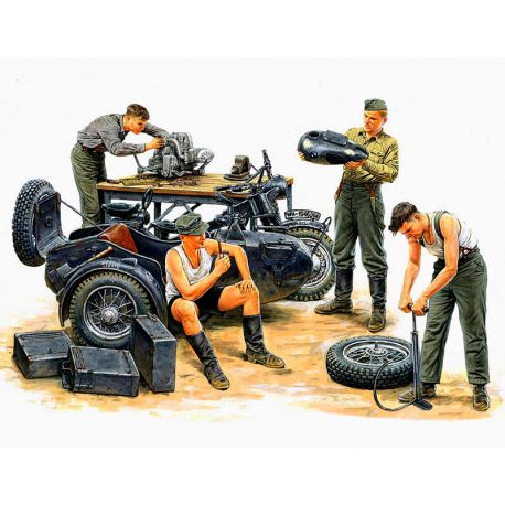 World War II era Series, German Motorcycle Repair Crew, 1:35